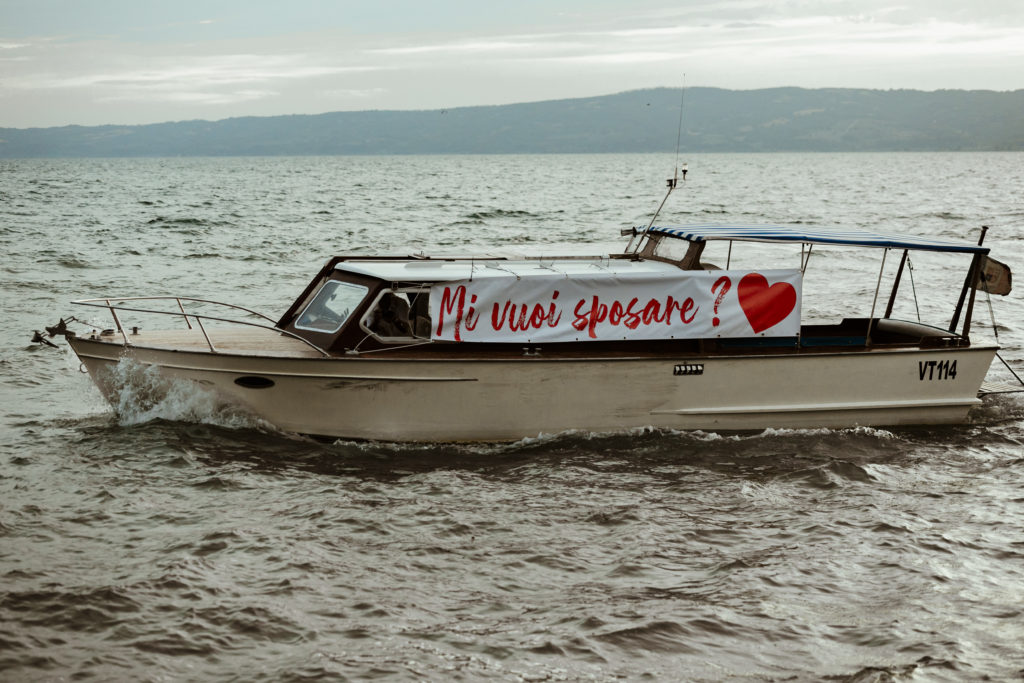 Lago di Bolsena, barca con striscione "Mi vuoi sposare?"