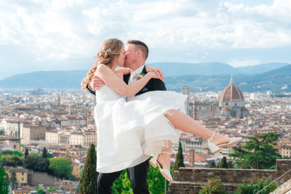 wedding photographer in florence enrico diviziani photographer i tell this beautiful couple in florence among the sessence of the renaissance. the brautiful piazzale michelangelo and oldbridge after we come santa maria del fiore dom.  in one of the afternoon of may J&D came in florence to realized their dream to get married in italy florence tuscany. one of the my beautiful elopement i had ever made. i tell this beautiful story and i try to captur the essence end intimacy with lightness. the dream come true in florence tuscany italy